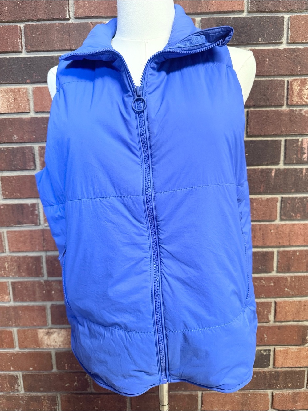Vuori Bright Iris Canyon Insulated Vest Size Medium - Picture 2 of 12